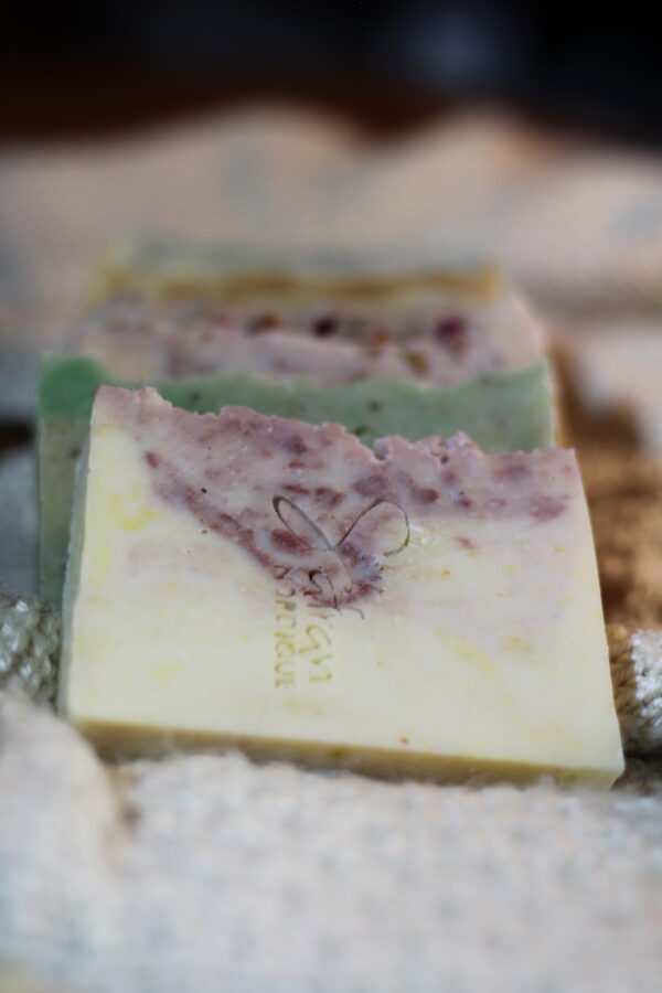 Savon artisanal "Olive & crocus" argile rose et roses sauvages – Image 3