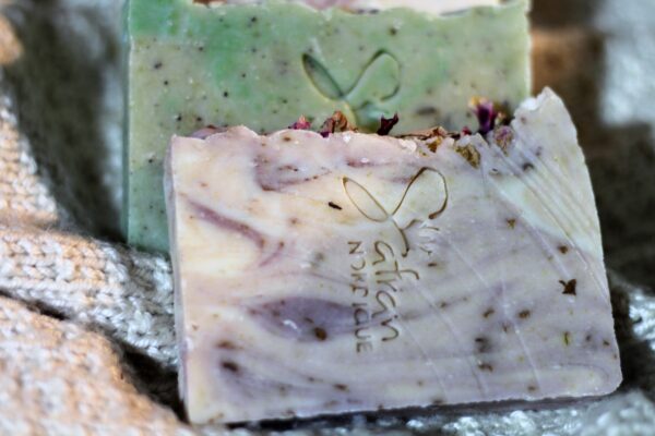 Savon artisanal "Olive & crocus" argile rose et roses sauvages – Image 5